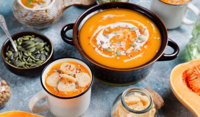 bowl e xícara com sopa - receitas de outono - Assaí Atacadista