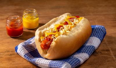 cachorro quente em um pano de prato com ketchup e mostarda - Assaí Atacadista - Cachorro quente regional