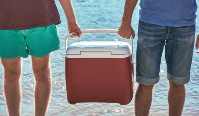 duas pessoas segurando uma caixa térmica de alça - assaí atacadista