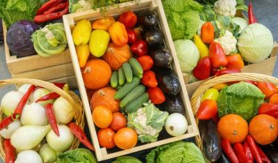 caixotes de madeira cheios de frutas, legumes e verduras diversos - imagem ilustrativa da safra de outubro - Assaí Atacadista