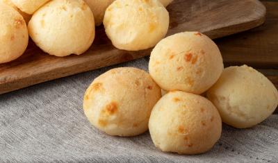 pão de queijo em cima de um guardanapo - assai atacadista