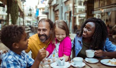 casal biracial com filhos se divertindo em um café - lazer economico - Assaí Atacadista