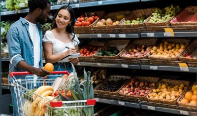 casal birracial fazendo compras no Assaí Atacadista - ofertas do Assaí