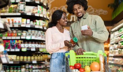 casal fazendo compras no mercado - comércio no Brasil - Assaí Atacadista