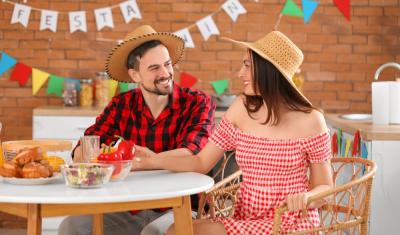 casal hetéro branco com trajes de festa junina - dia dos namorados - Assaí Atacadista