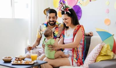 casal hétero com bebê e fantasia de Carnaval em casa - Assaí Atacadista