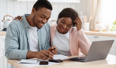 casal hetero negro calculando gastos em casa - Assaí Atacadista