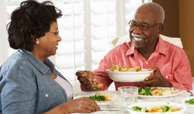 casal preto sênior comendo um almoço fácil para o verão - assaí atacadista