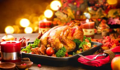 ceia de Natal com frango na mesa decorada - aves para ceia de Natal - Assaí Atacadista
