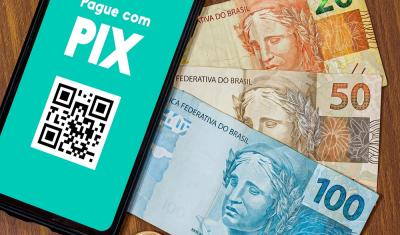 celular com um QR Code em uma tela de Pix com células de dinheiro de vinte, cinquenta e cem reais - Assaí Atacadista - pagamento com Pix