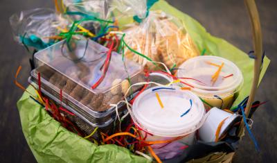 cesta com alimentos de São João - kits juninos - Assaí Atacadista