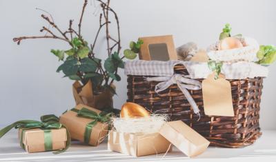 cesta com itens de páscoa representando presentes de páscoa - Imagem Shutterstock - Assaí Atacadista