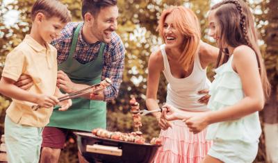 familia reunida para churrasco de dia dos pais - churrasco no assai atacadista