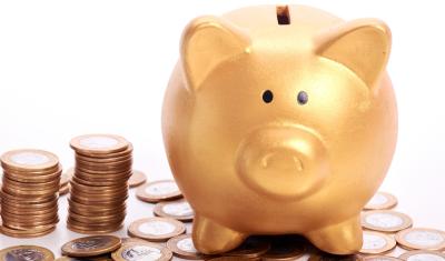 cofre pequeno no formato de porquinho dourado com moedas de 1 real no chão - reserva de emergência - Assaí Atacadista