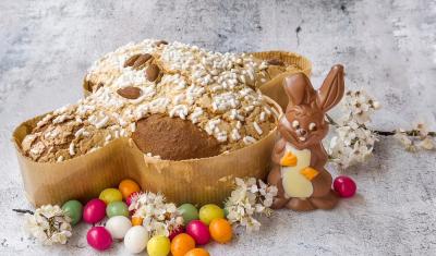colomba pascal com um coelho de chocolate e jujubas - doce para a páscoa - assaí atacadista