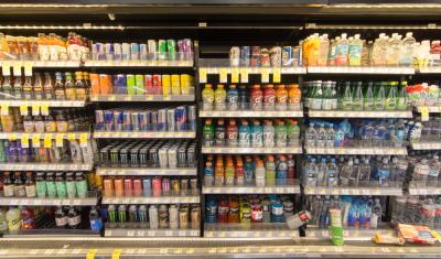 prateleira com bebidas - comércio de bebidas - especial do comerciante - Assaí Atacadista