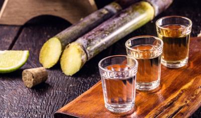 copos com cachaça - receitas com cachaça - Assaí Atacadista