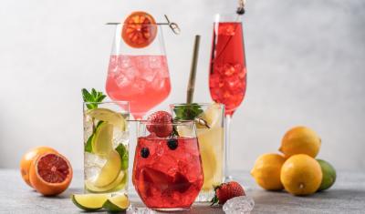 copos diferentes com bebidas coloridas dentro - bebidas de verão para vender - Assaí Atacadista