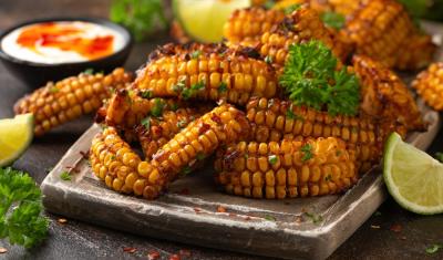 costelinha de milho temperada em um prato rústico acompanhada de ervas e limão-receitas com milho-Assaí Atacadista