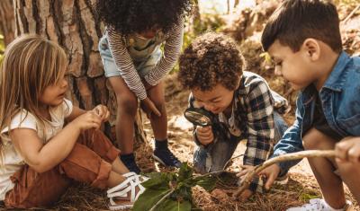 crianças diversas brincando nas férias escolares - assaí atacadista