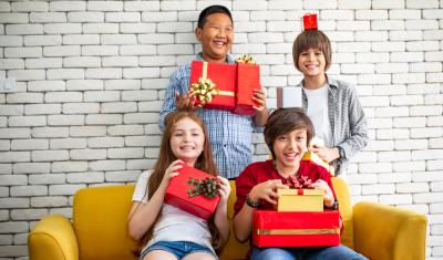 crianças diversas segurando caixas de presentes nas mãos - presentes para crianças - Assaí Atacadista