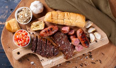 tabua com carne cortada pra churrasco no assaí atacadista