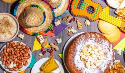 mesa com comidas de festa junina e decorações - Assaí Atacadista