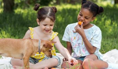 duas crianças meninas fazendo um piquenique em um parque-alimentação infantil-Assaí Atacadista