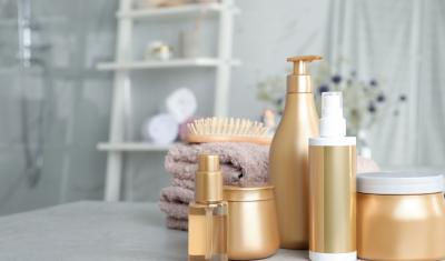 embalagens de produtos dourados em um banheiro branco - cronograma capilar - Assaí Atacadista