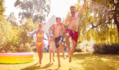 familia brincando com agua no verão - o que fazer nas férias de verão - assaí atacadista