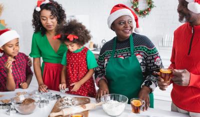 família de pessoas negras com roupas natalinas cozinhando juntos - ceia de natal - assaí atacadista