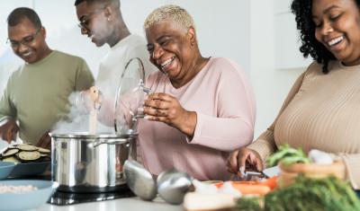 família negra cozinhando em casa - cozinhar - Assaí Atacadista