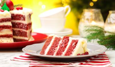 fatia de bolo red velvet em uma mesa natalina-sobremesas low carb-Assaí Atacadista