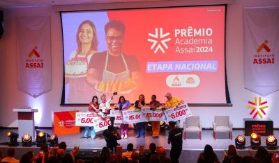 foto do palco do Prêmio Academia Assaí com os vencedores felizes com cheques gigantes nas mãos - Instituto Assaí Atacadista