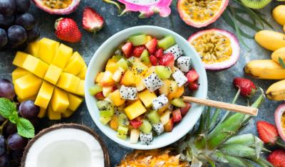 frutas do verão com pote de salada de frutas - assaí atacadista