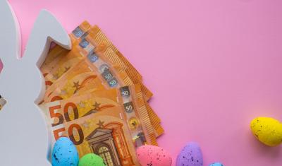 fundo rosa com notas de dinheiro, ovos de páscoa pequenos e um formato de coelho da páscoa - ganhar dinheiro na páscoa - assaí atacadista