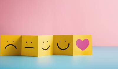 fundo rosa e azul com papel amarelo com emojis de rosto triste sério e feliz - Assaí Atacadista - feedback de clientes