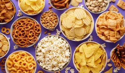 fundo roxo com várias tigelas com diferentes tipos de salgadinhos-PEPSICO-Elma Chips-Assaí Atacadista