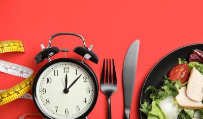 fundo vermelho com fita métrica relógio e prato de comida - receitas rápidas - Assaí Atacadista