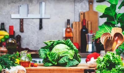 gabinete da cozinha com uma tábua com vários legumes e vegetais - Assaí Atacadista - perda de alimentos