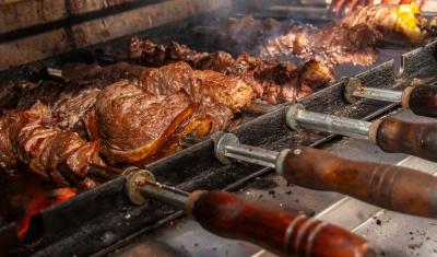 grelha com carnes de churrasco no espeto - assaí atacadista