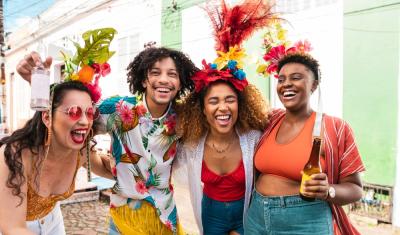 grupo de amigos felizes no carnaval - assaí atacadista