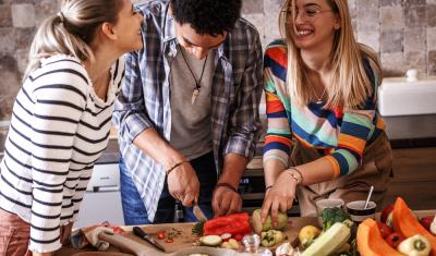 grupo de amigos iniciantes na cozinha com alimentos - assaí atacadista