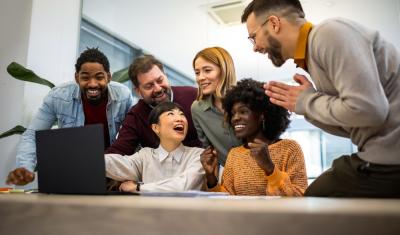 grupo de pessoas diversas em um ambiente de trabalho - Dia do Trabalhador - Assaí Atacadista