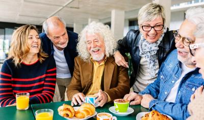 grupo de pessoas idosas felizes em um brunch - Assaí Atacadista