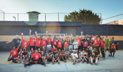 Grupo de pessoas reunidas no Instituto Assaí - relatório anual 2024