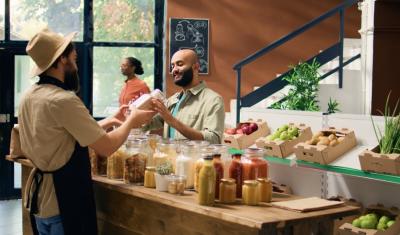 homem branco cliente em uma loja fazendo compras sorrindo - experiencia do cliente - Assaí Atacadista