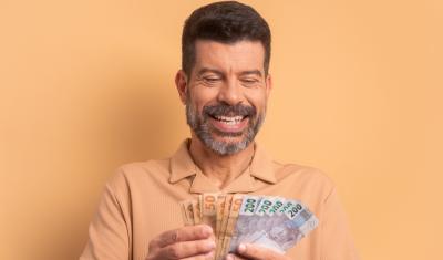 homem branco contando dinheiro - prêmio de 1 milhão do Assaí Atacadista