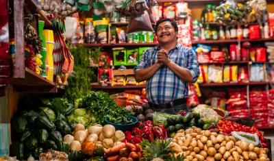 homem da terceira idade agradecido pelo seu comércio de bairro com variedade de produtos - Assaí Atacadista