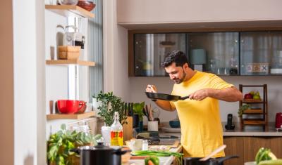 homem em uma cozinha - Assaí Atacadista - dicas de cozinha para quem mora sozinho